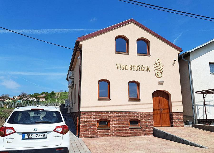 Sklep Vino Strycek Guest House Velke Bilovice Bagian luar foto
