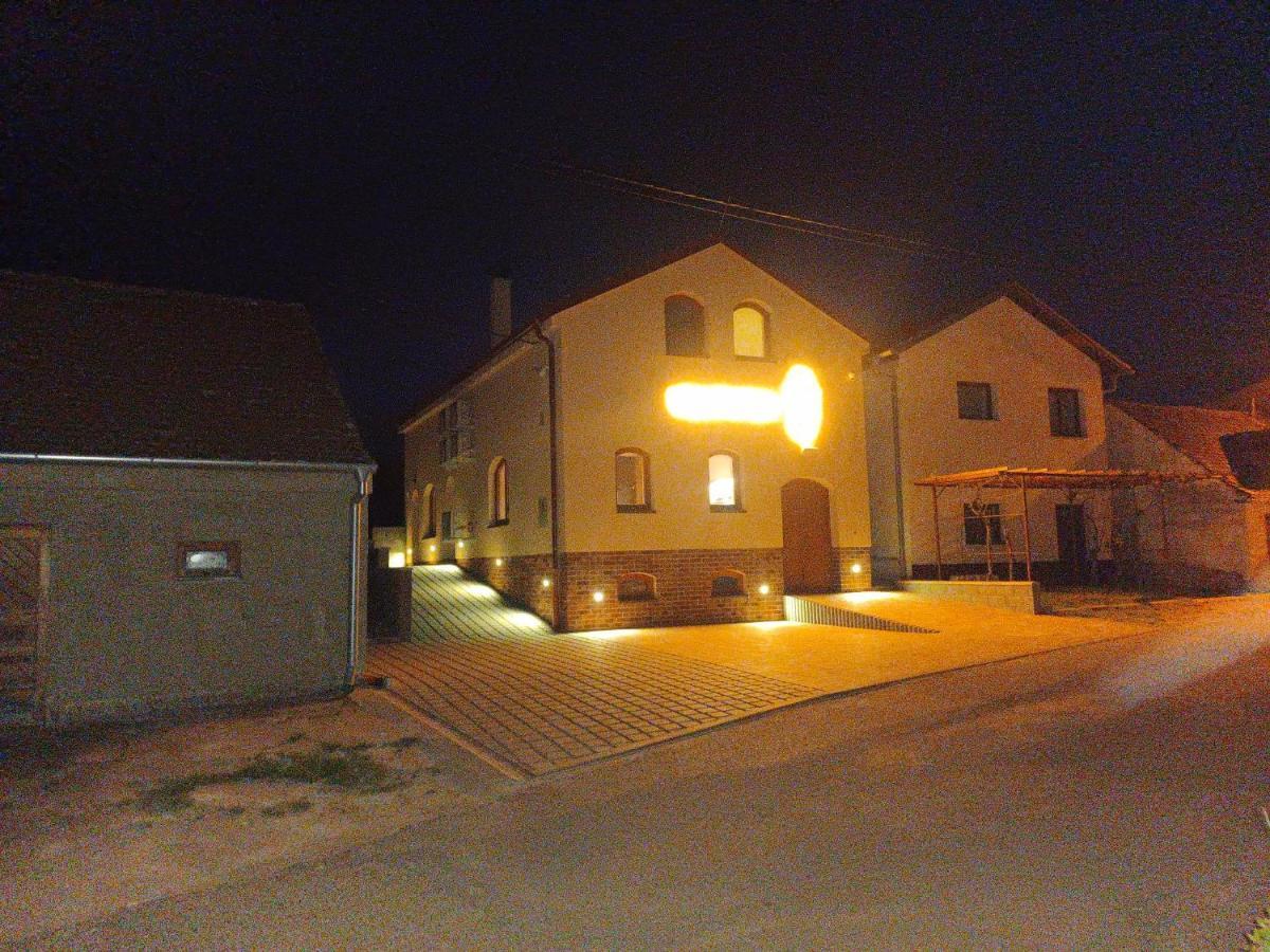 Sklep Vino Strycek Guest House Velke Bilovice Bagian luar foto