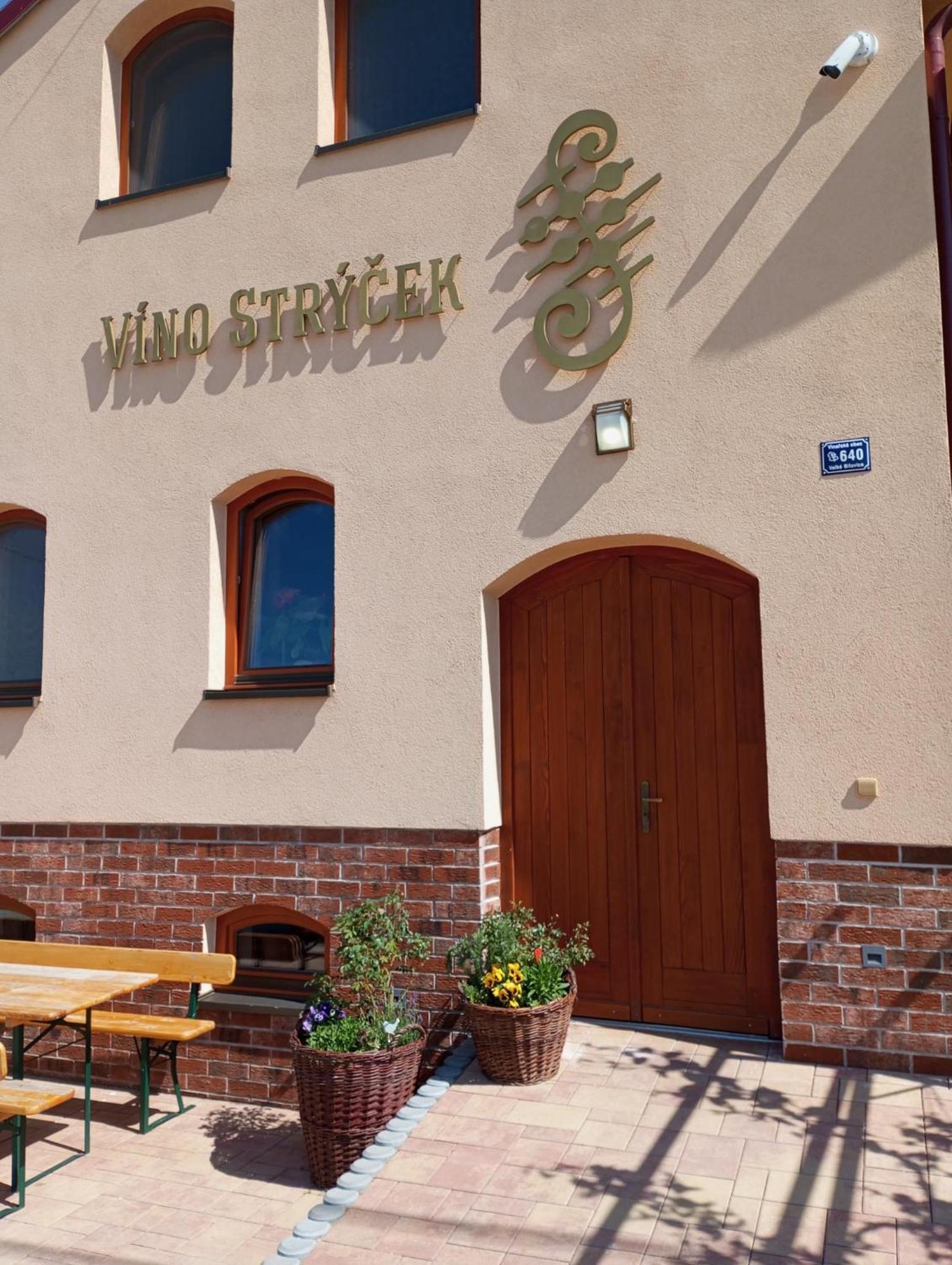 Sklep Vino Strycek Guest House Velke Bilovice Bagian luar foto